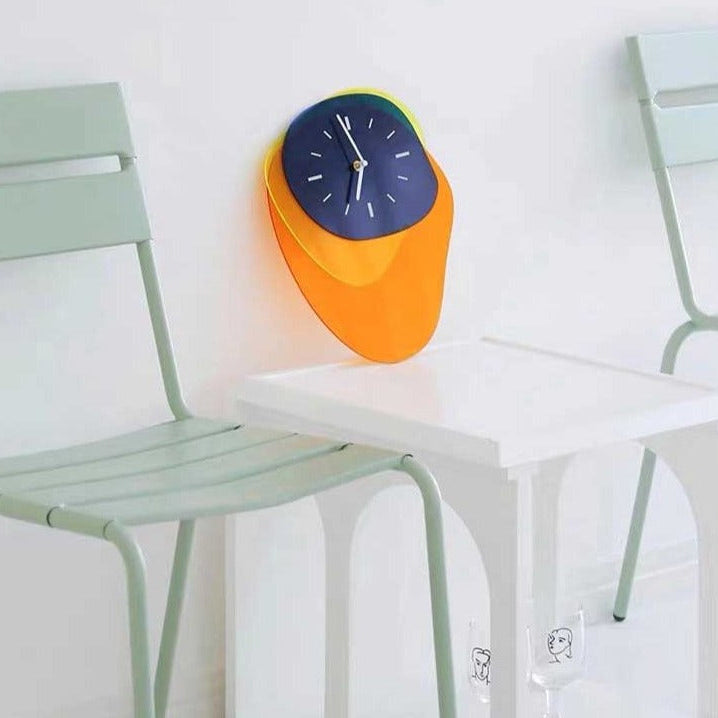 BurstTime – Farverigt kunstnerisk vægur med lydløs gang og legende design i uregelmæssige former