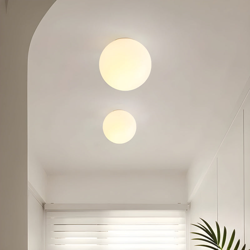 AeroBeam - Moderne væglampe med rund, matteret glasskærm og elegant base