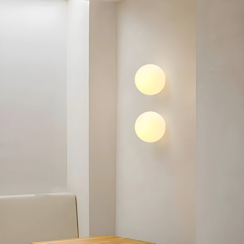 AeroBeam - Moderne væglampe med rund, matteret glasskærm og elegant base