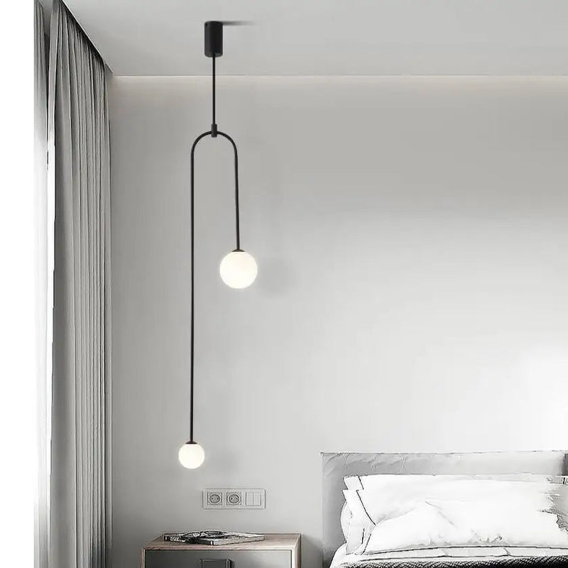 LumoOrbit – LED pendel med dobbelt kugle, skulpturelle arme og guldfinish