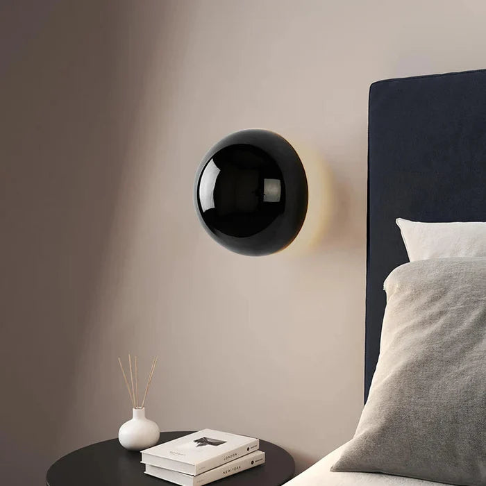 BauhausGlow – Middelalderinspireret væglampe med minimalistisk design