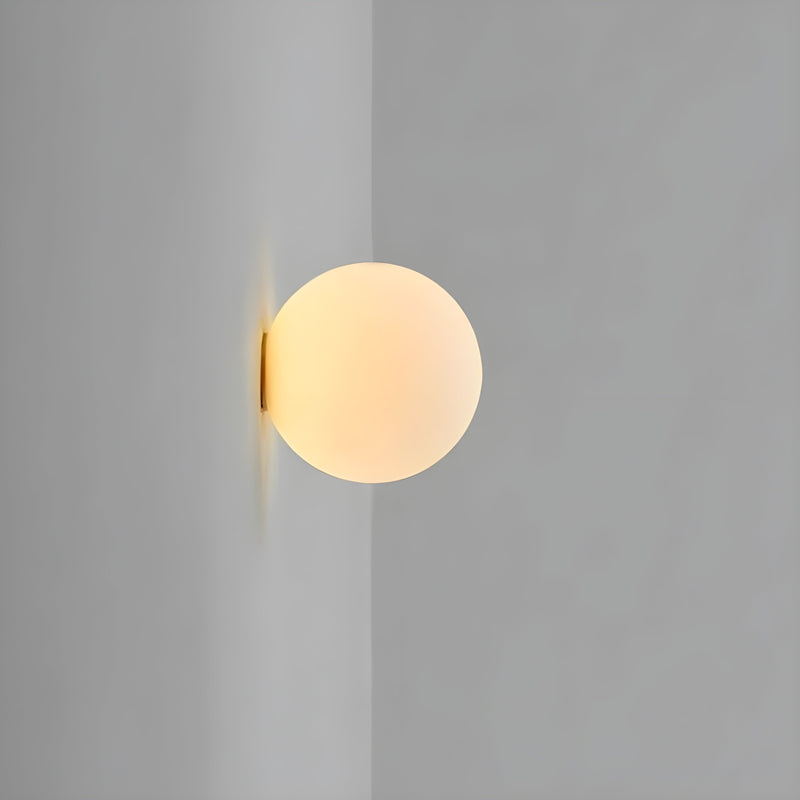 AeroBeam - Moderne væglampe med rund, matteret glasskærm og elegant base