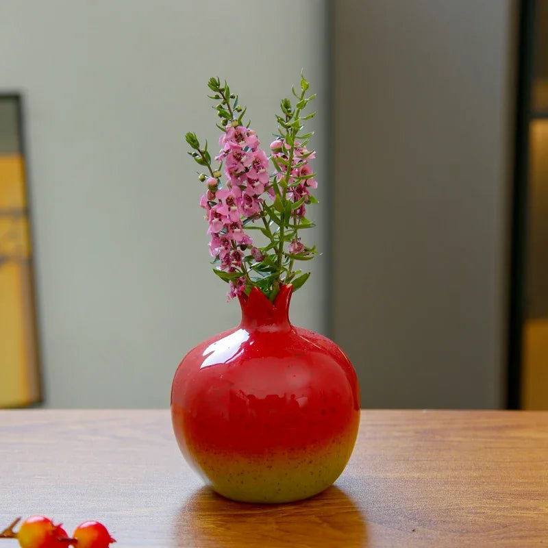DecoBloom – Håndlavet granatæblevase med håndformet design