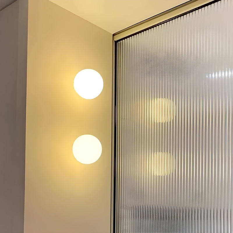 AeroBeam - Moderne væglampe med rund, matteret glasskærm og elegant base