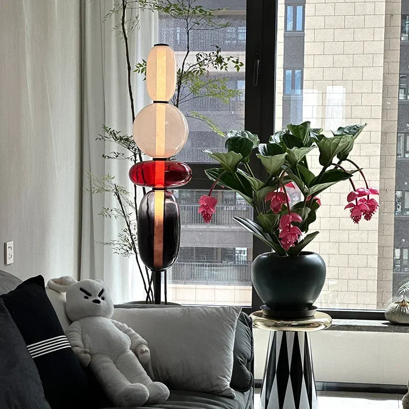 GlowPillar – Farvefyldt gulvlampe med slanke linjer og blød LED-stemning