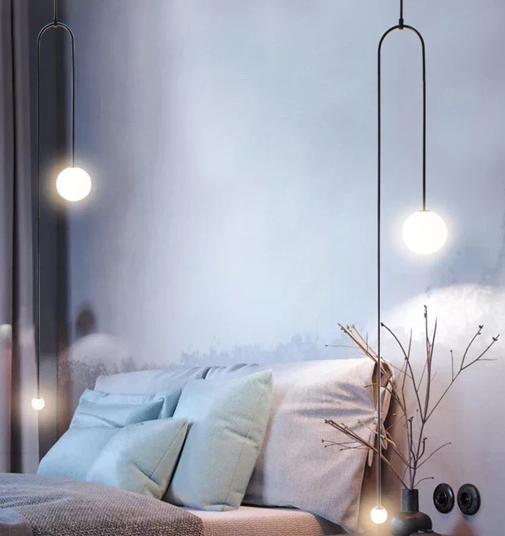 LumoOrbit – LED pendel med dobbelt kugle, skulpturelle arme og guldfinish