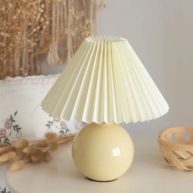 GlowPleat - Elegant keramisk bordlampe med plisseret skærm