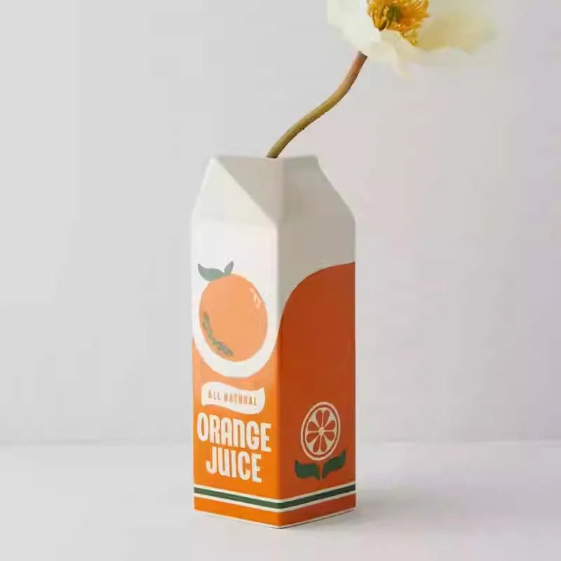 JuicyBloom – Vase med Karton-Inspireret Design og Legende Trykte Detaljer