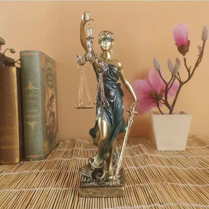 JustiGrace – Europæisk Justitsstatue med sværd, vægt og bogdesign