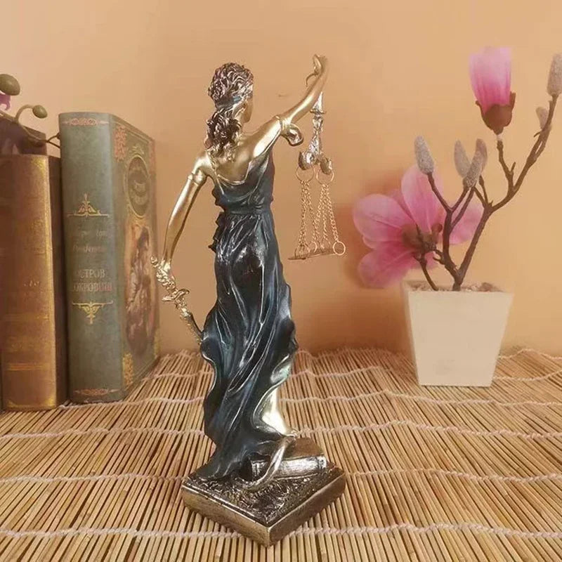 JustiGrace – Europæisk Justitsstatue med sværd, vægt og bogdesign