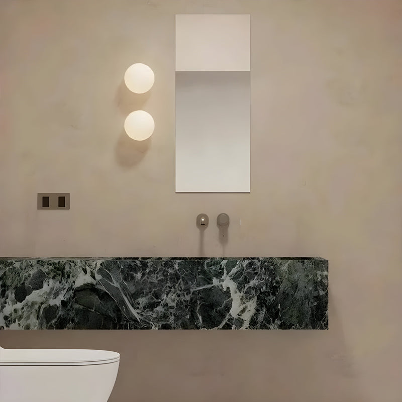 AeroBeam - Moderne væglampe med rund, matteret glasskærm og elegant base