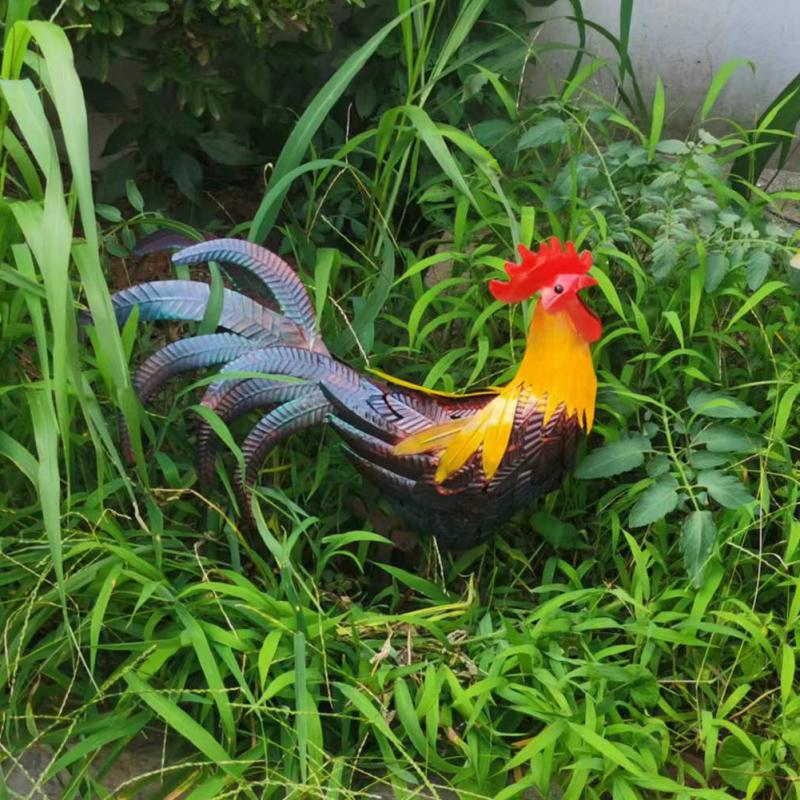 GardenRoost – Livlig 3D-hanestatue til legesyg udendørsindretning