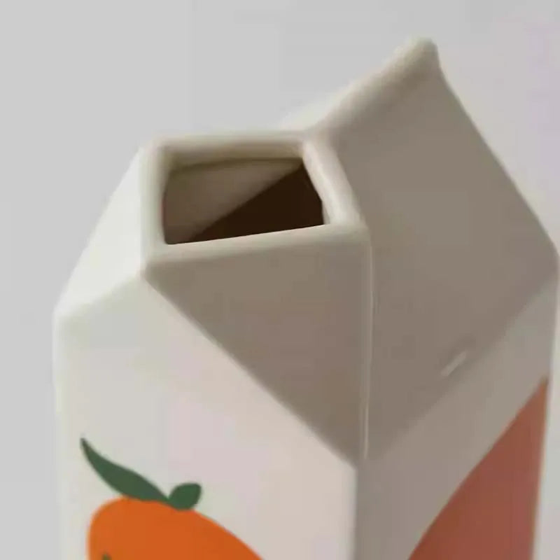 JuicyBloom – Vase med Karton-Inspireret Design og Legende Trykte Detaljer