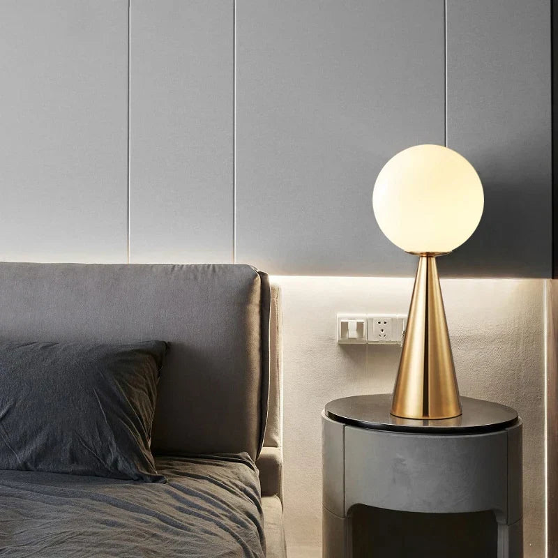 GoldenGlow - Guldglas Elegance Bordlampe med et glamourøst præg