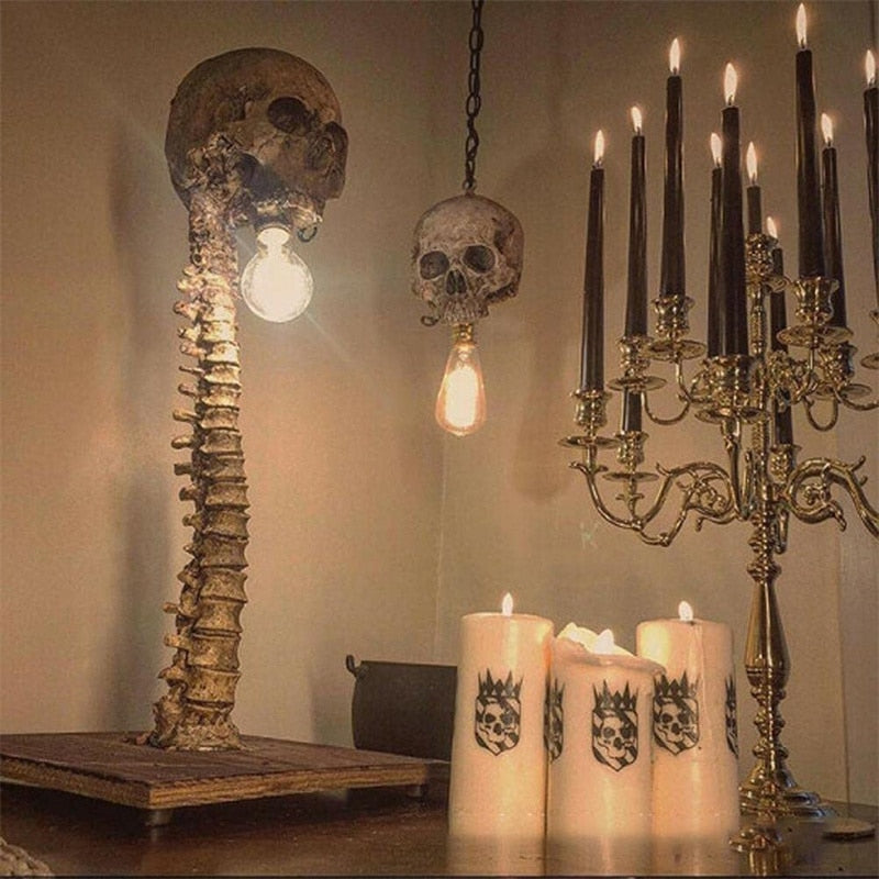 BoneChill - Horror Skull Lampe Med Glødende Ojne og Rygsøjle Design