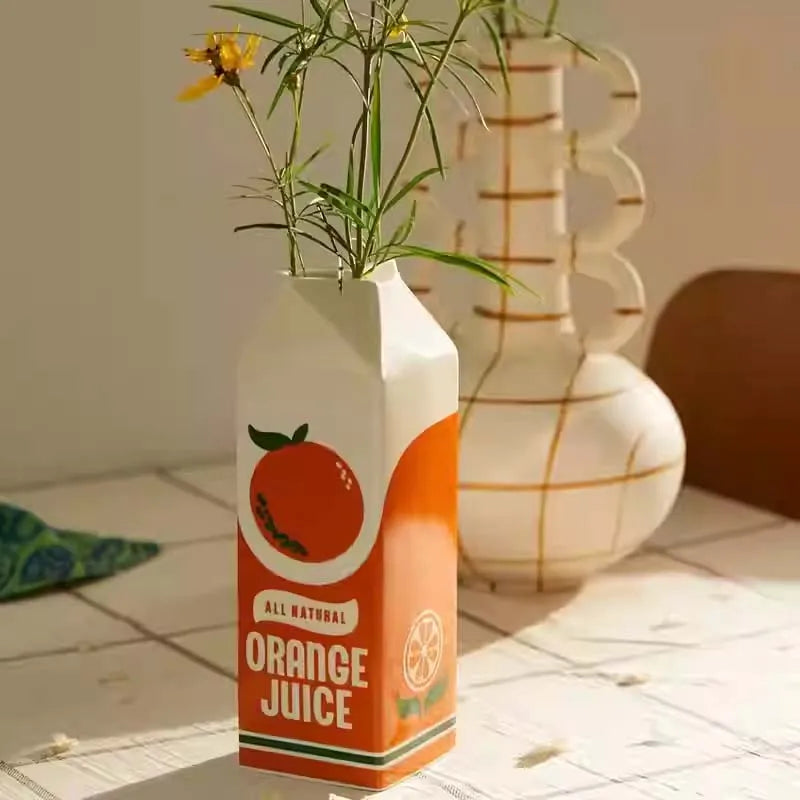 JuicyBloom – Vase med Karton-Inspireret Design og Legende Trykte Detaljer