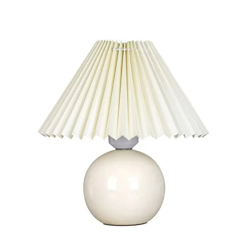 GlowPleat - Elegant keramisk bordlampe med plisseret skærm