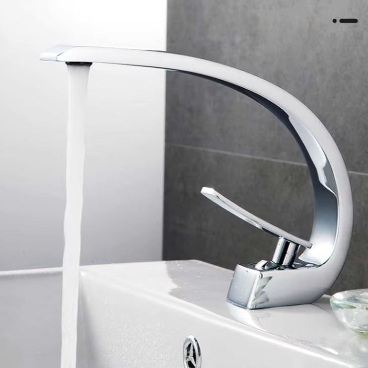 AquaForma - Slank brusearmatur med drypfrit design for jævn vandgennemstrømning