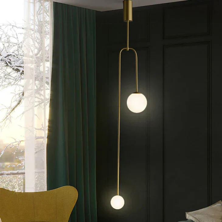 LumoOrbit – LED pendel med dobbelt kugle, skulpturelle arme og guldfinish