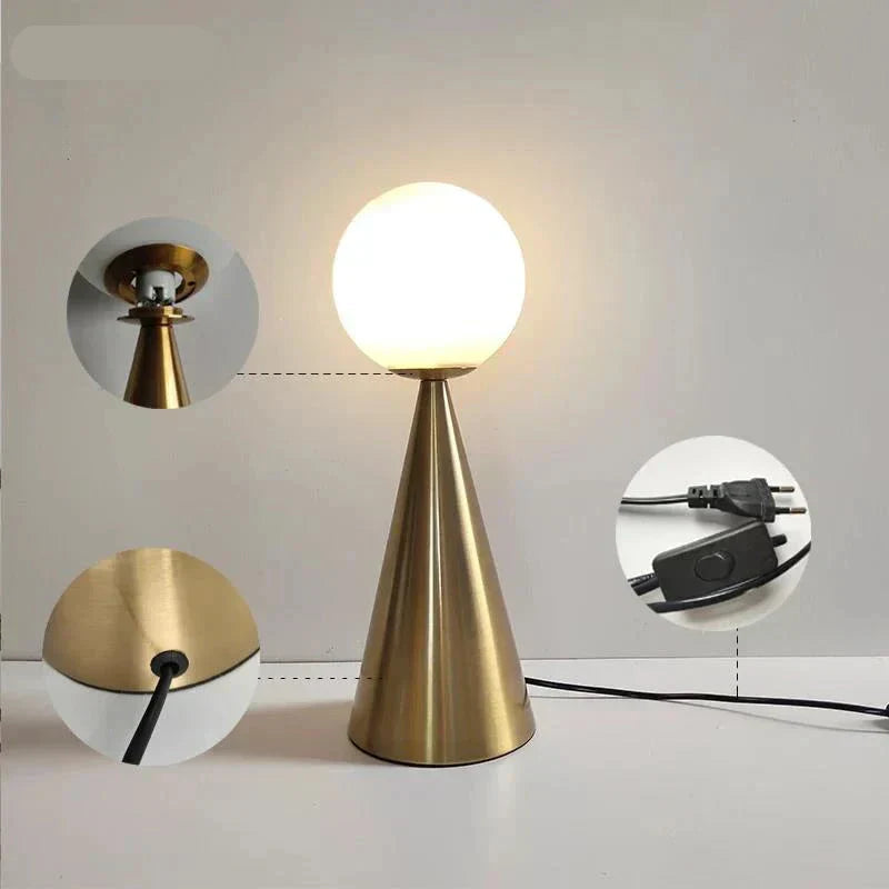 GoldenGlow - Guldglas Elegance Bordlampe med et glamourøst præg