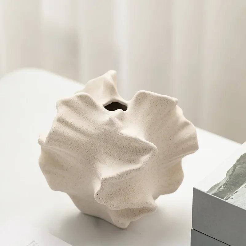 WaveAura - Moderne keramisk vase med geometrisk design til elegant indretning