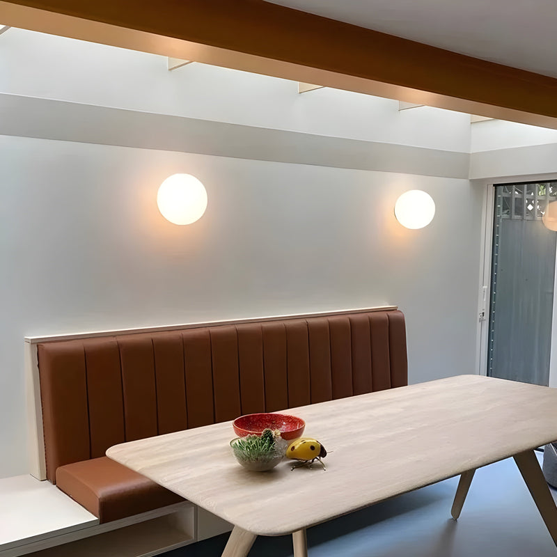 AeroBeam - Moderne væglampe med rund, matteret glasskærm og elegant base