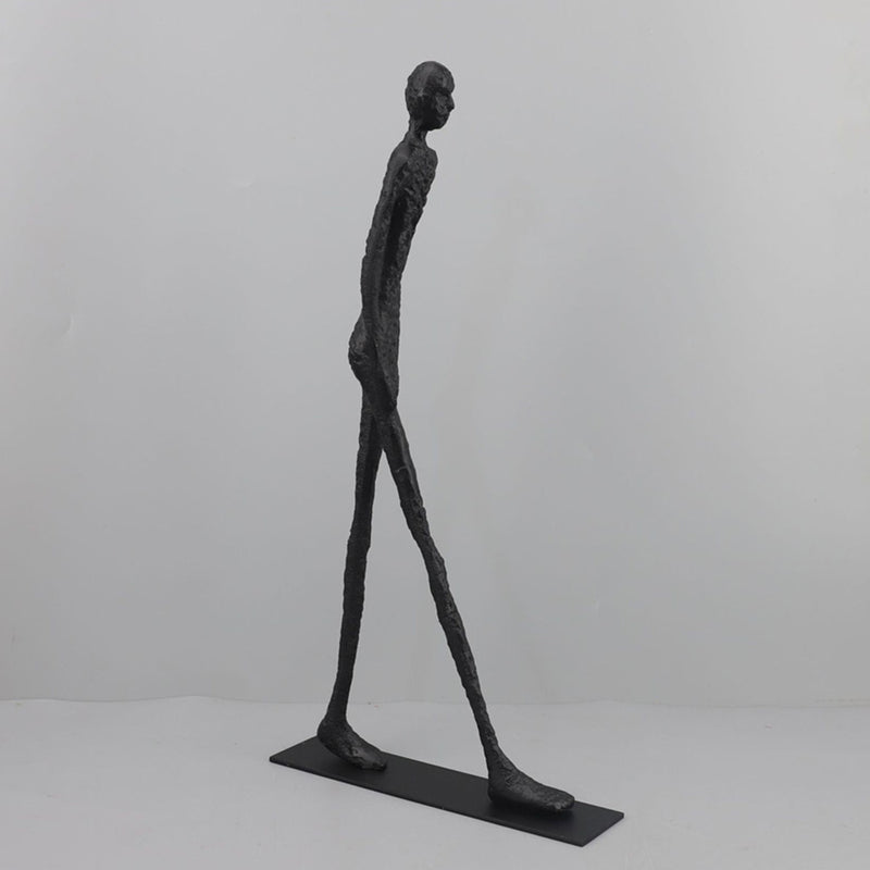 StrideForm – Abstrakt jernskulptur af gående mand til moderne kunstinspireret indretning