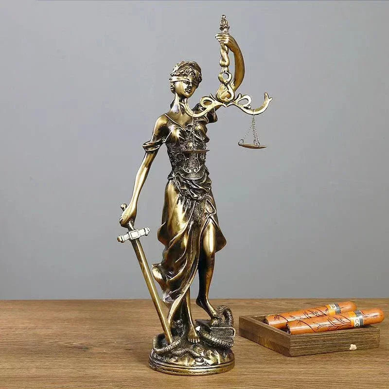 JustiGrace – Europæisk Justitsstatue med sværd, vægt og bogdesign