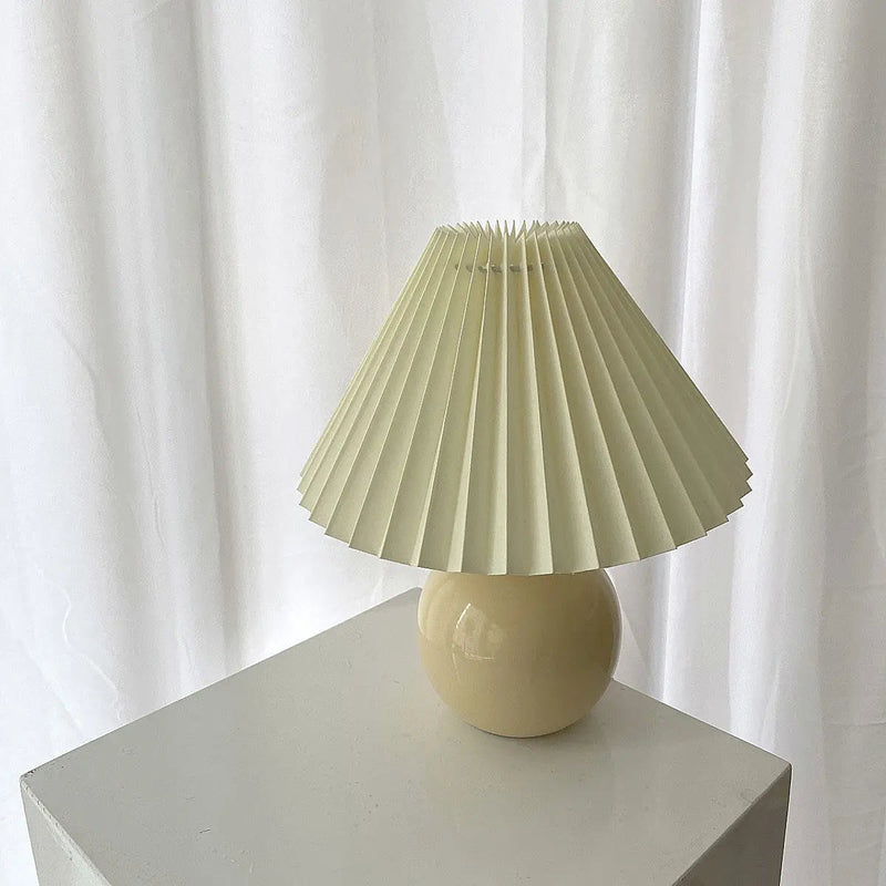 GlowPleat - Elegant keramisk bordlampe med plisseret skærm