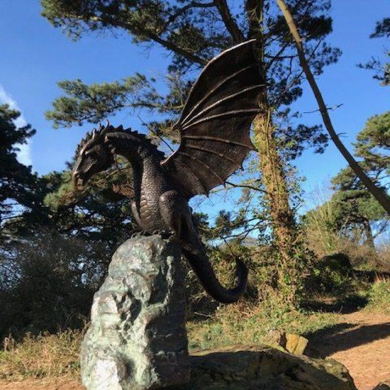 DragonFlow - En Fængslende Drageskulptur Med et Beroligende Vandfaldsdisplay