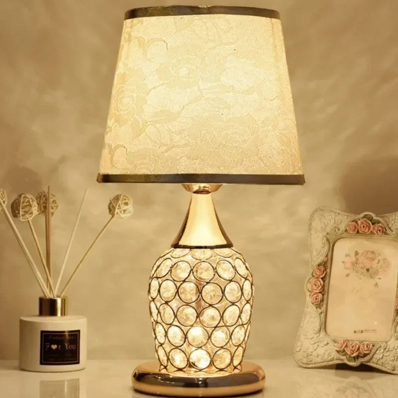 CrystalGlow - Elegant krystalbordlampe til moderne indretning