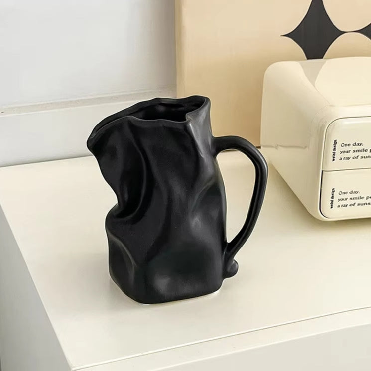 VaseLuxe – Elegant keramisk vase med blank finish til moderne interiør