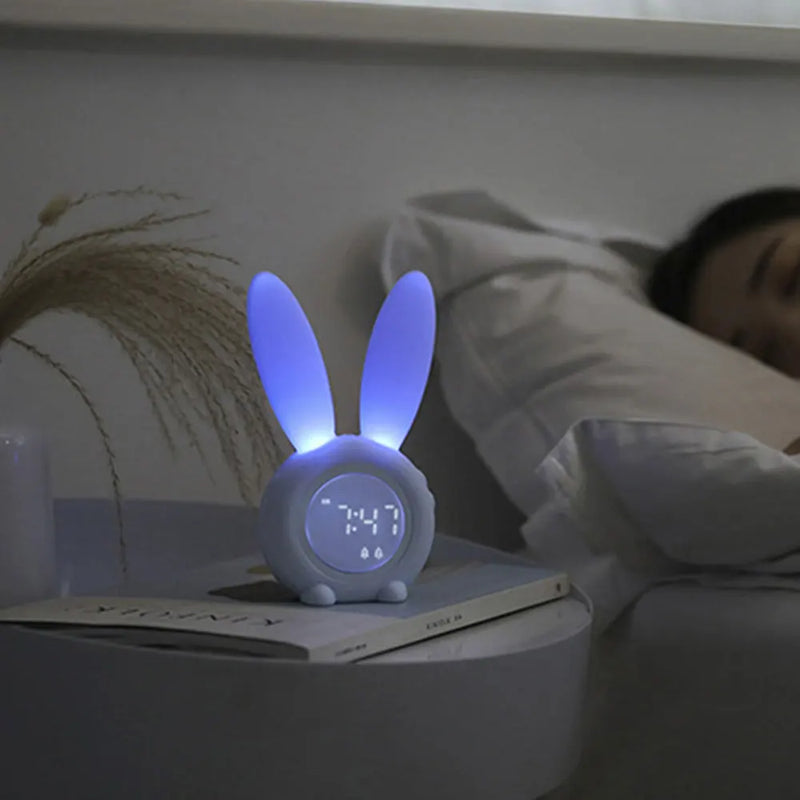 BunnyGlow – Sød Kanin Vækkeur med Blødt Lys og LED Display