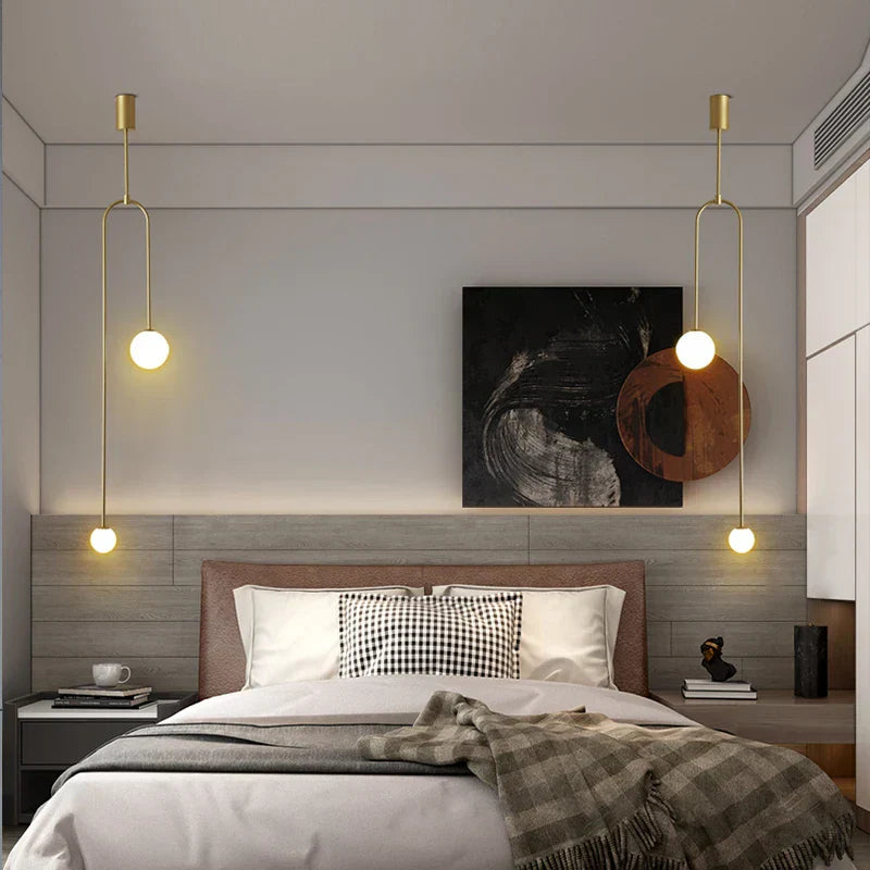 LumoOrbit – LED pendel med dobbelt kugle, skulpturelle arme og guldfinish