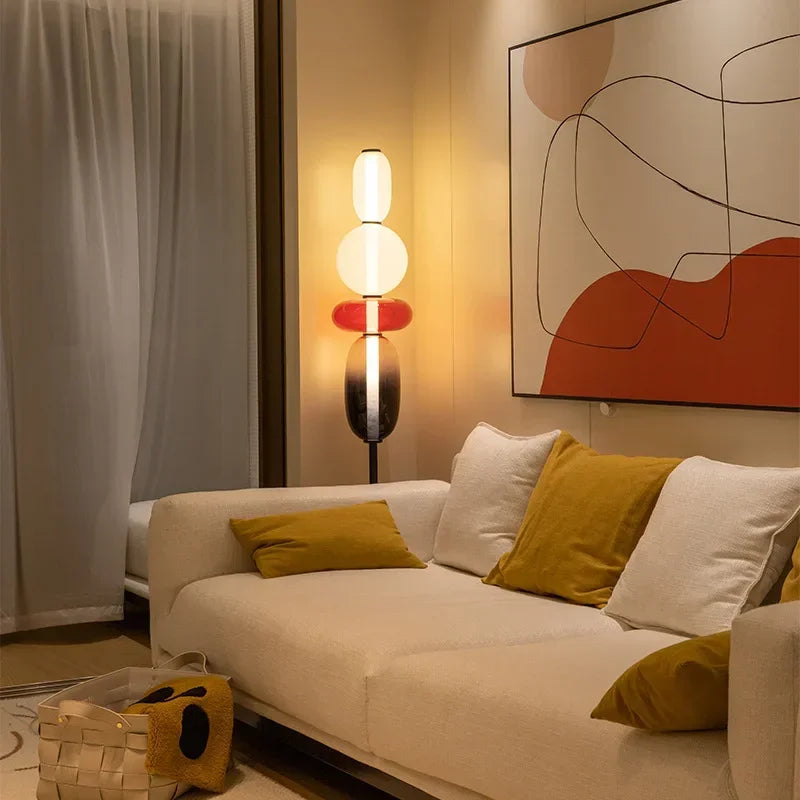 GlowPillar – Farvefyldt gulvlampe med slanke linjer og blød LED-stemning