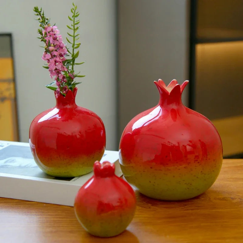 DecoBloom – Håndlavet granatæblevase med håndformet design