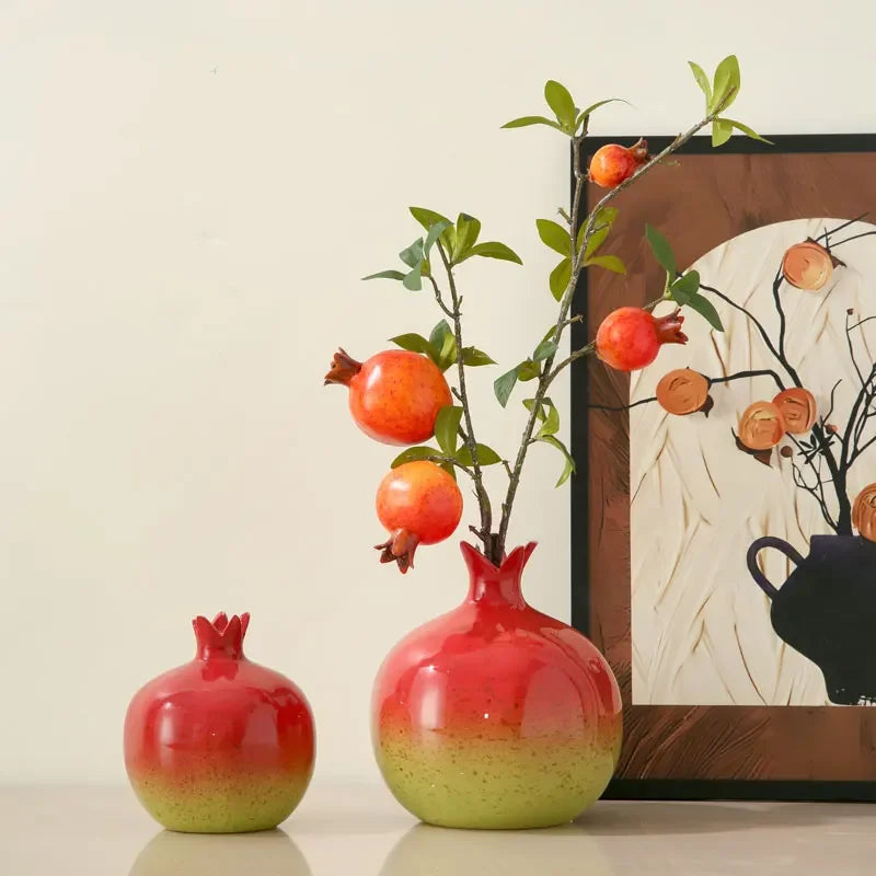 DecoBloom – Håndlavet granatæblevase med håndformet design
