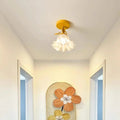 GlowPetal – Blomsterformet loftslampe med legende rød base