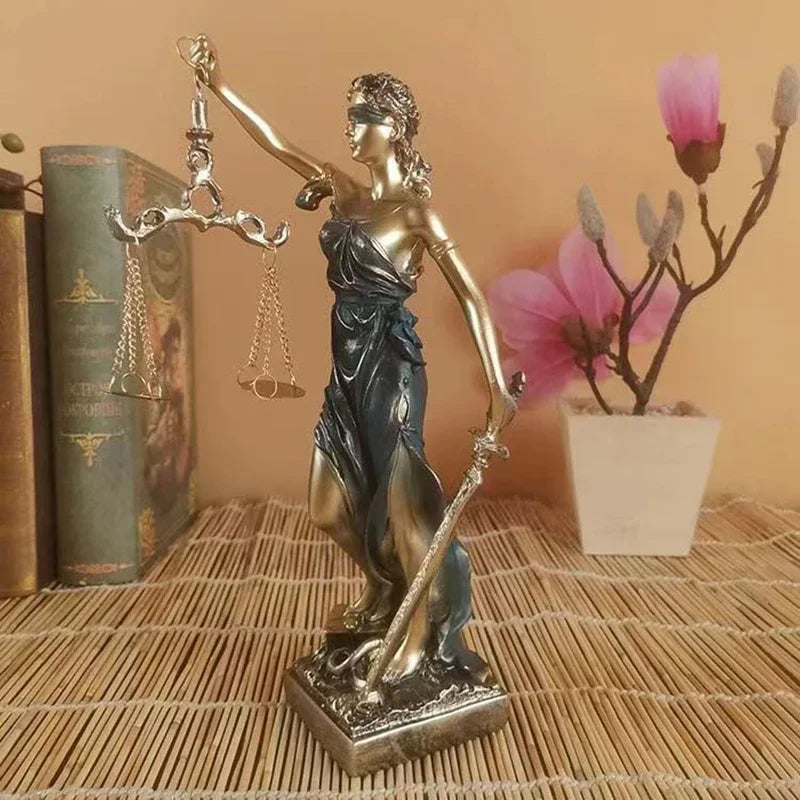 JustiGrace – Europæisk Justitsstatue med sværd, vægt og bogdesign