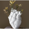 BloomHeart - Anatomisk hjerteformet vase i resin til et dristigt og romantisk interiør