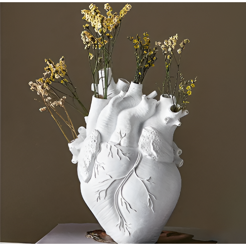 BloomHeart - Anatomisk hjerteformet vase i resin til et dristigt og romantisk interiør