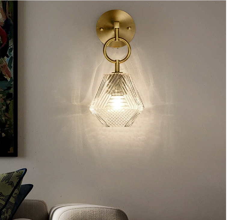PrismGlow - Geometrisk væglampe med slankt glasdesign til moderne indretning
