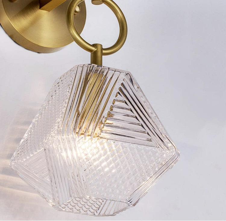 PrismGlow - Geometrisk væglampe med slankt glasdesign til moderne indretning