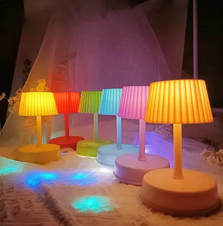 GlowNest - Kompakt LED-sengelampe med blødt lys og børnevenligt look