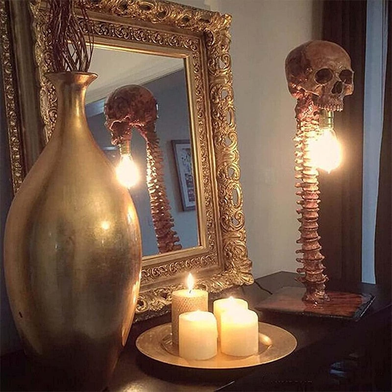 BoneChill - Horror Skull Lampe Med Glødende Ojne og Rygsøjle Design