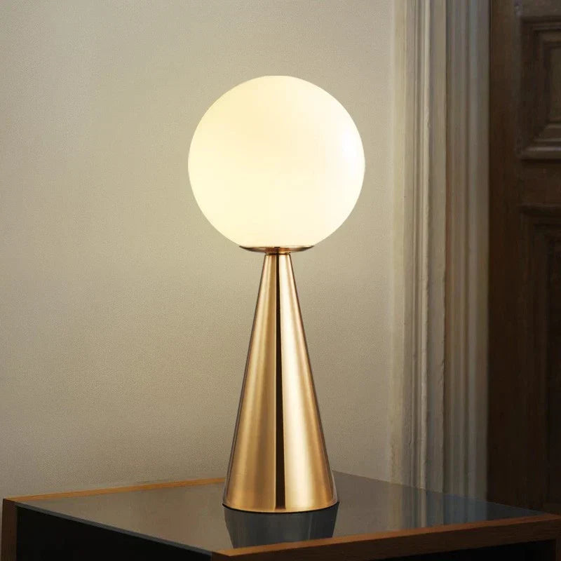 GoldenGlow - Guldglas Elegance Bordlampe med et glamourøst præg