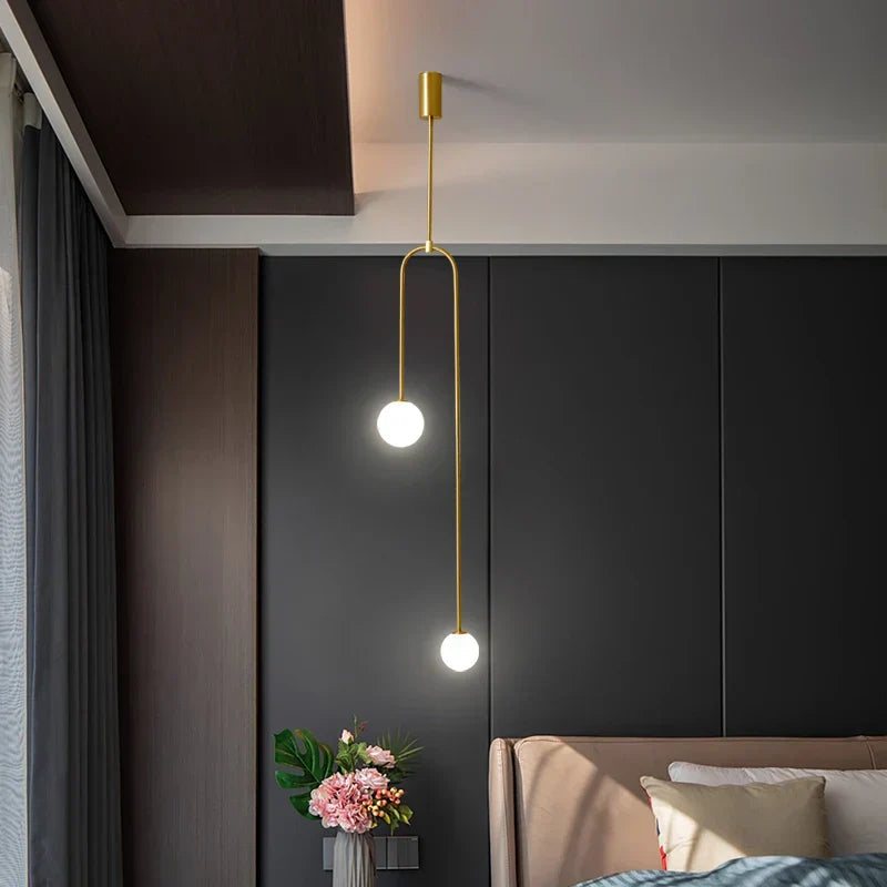 LumoOrbit – LED pendel med dobbelt kugle, skulpturelle arme og guldfinish