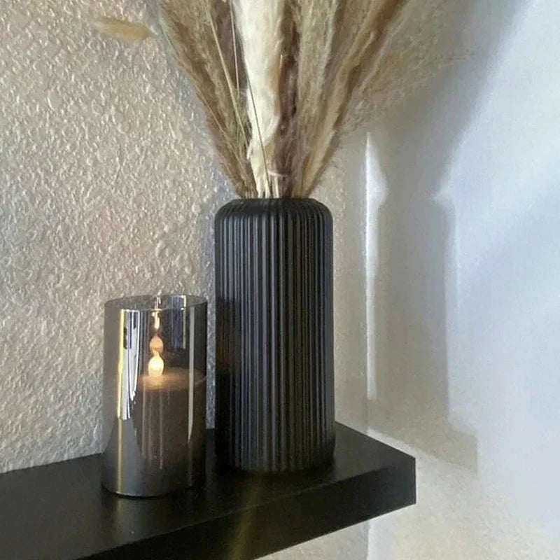 StripeNest – Moderne dekorativ vase med kreativt stribet design til stuedetaljer