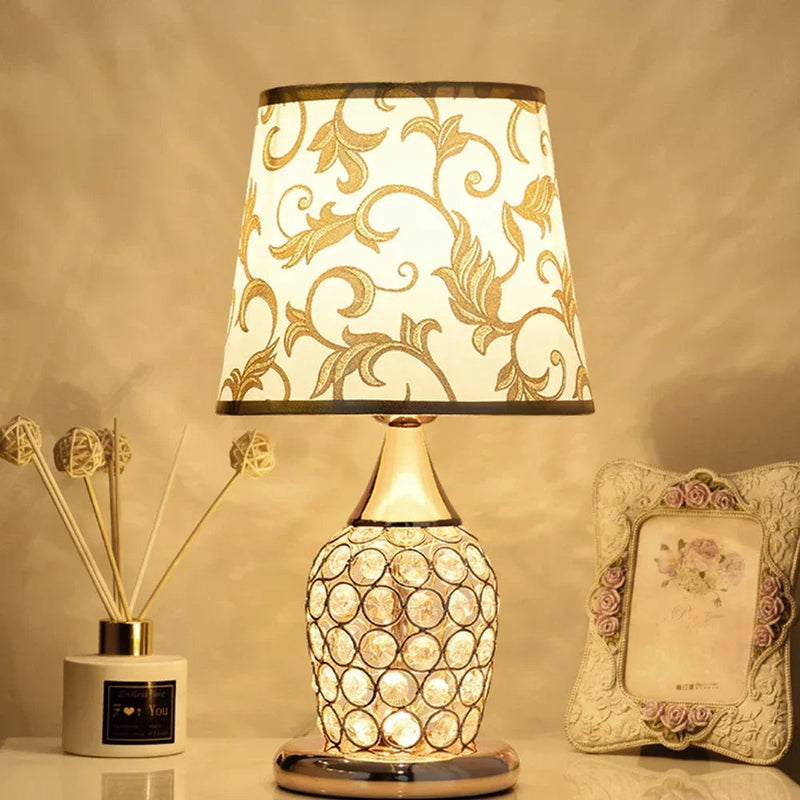 CrystalGlow - Elegant krystalbordlampe til moderne indretning