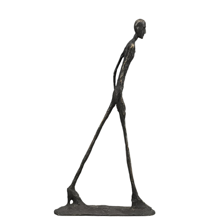 StrideForm – Abstrakt jernskulptur af gående mand til moderne kunstinspireret indretning